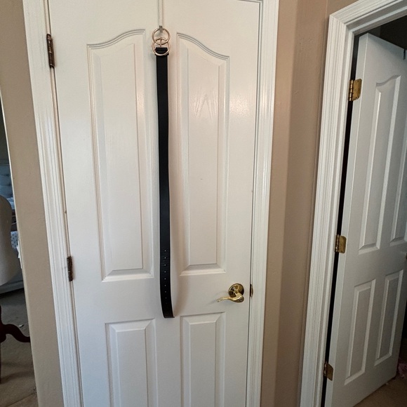 Elegant Black Leather Belt with Gold Buckle Women’s Medium/Large Wardrobe Basic - Picture 5 of 5